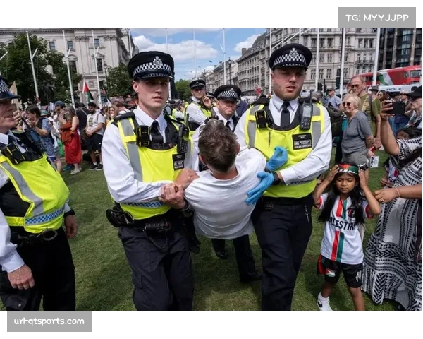伦敦警方加强球场秩序管理，打击违法行为