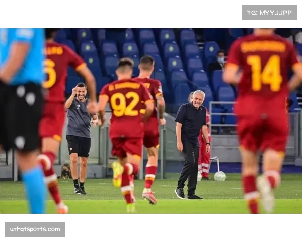 罗马队曼奇尼比赛中受伤接受治疗